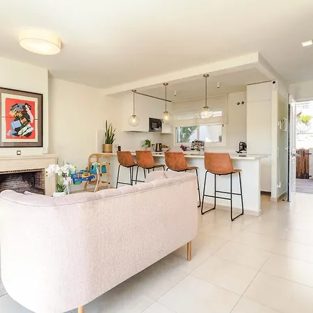 فيلة Riera By Hello Homes